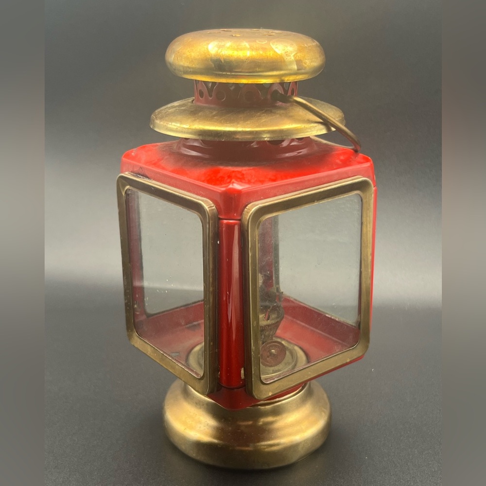 Vintage made in Hong Kong Four-window Oil Lamp